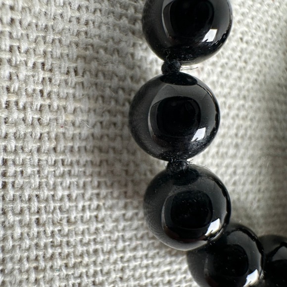 Vintage Monet Black Bead Necklace 15" Knotted Gold Patented Clasp Signed - Picture 7 of 7